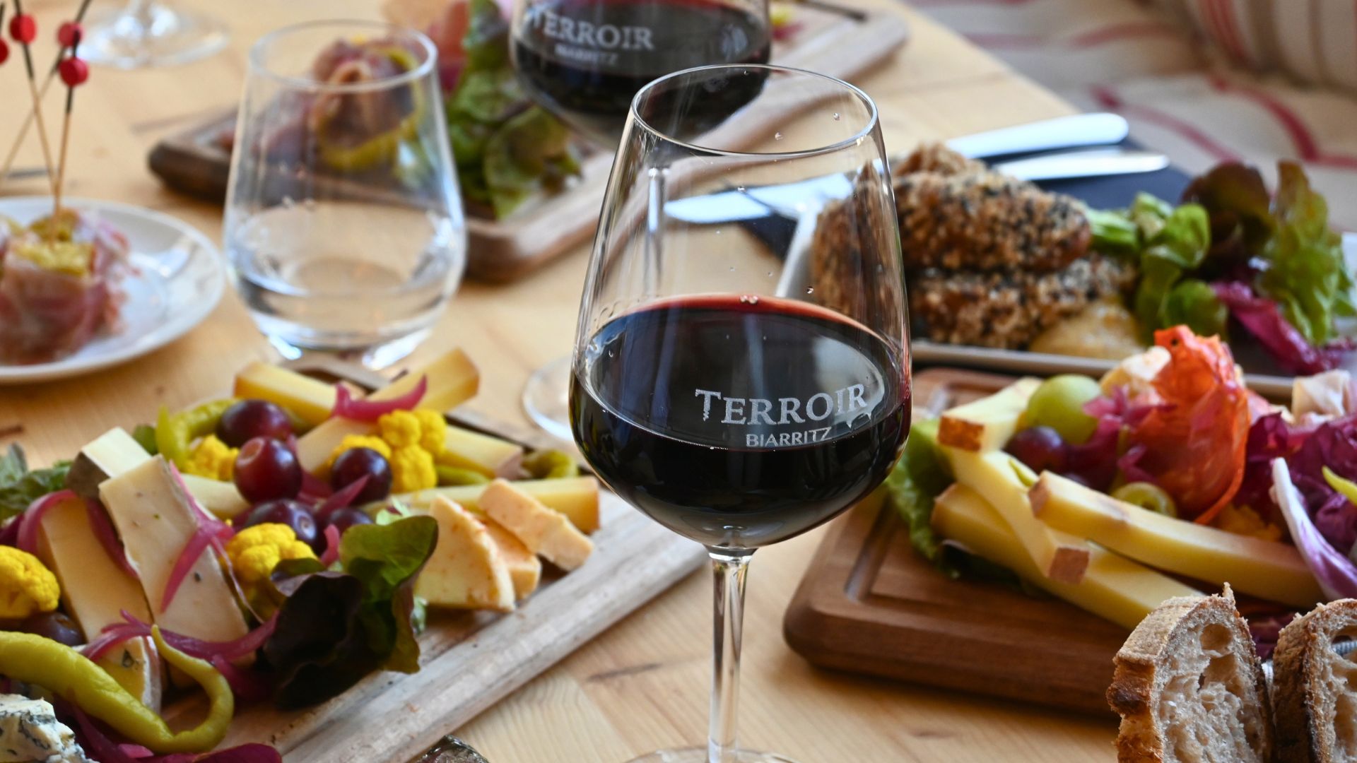 🍷 Terroir à Biarritz : l’adresse parfaite pour partager tapas et bons vins à deux pas de la Grande Plage